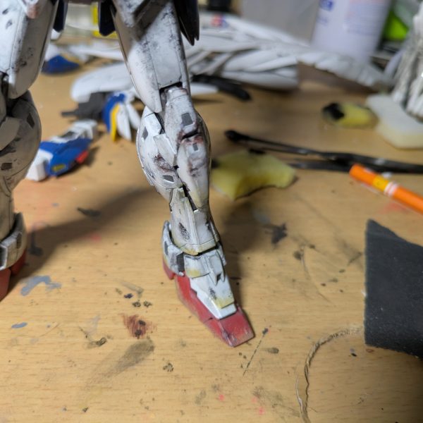 つぶやきで投稿していたウイングゼロewのウェザリングです。初めてダメージ加工をしてみたのもあって時間がかかっています。（4枚目）