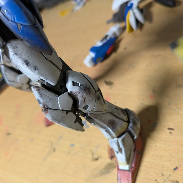 つぶやきで投稿していたウイングゼロewのウェザリングです。初めてダメージ加工をしてみたのもあって時間がかかっています。（5枚目）