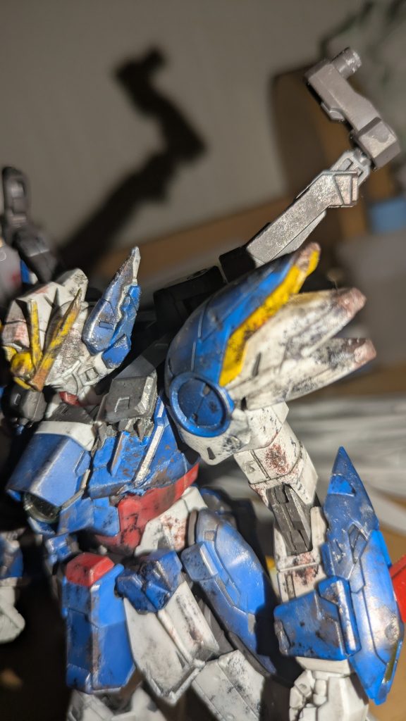 左肩とブレードアンテナ左側、左耳？頬？は結構がっつり削って見ました。この後の羽とシールドとバスターライフルがまじで大変そうでやばい。