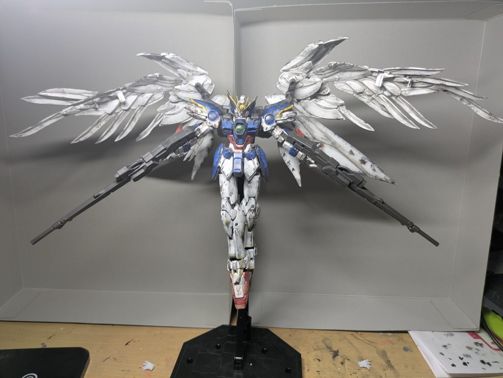 羽広げたポージング。羽の裏側をウェザリングするのがまじで大変でしたね。小さい羽も含めダメージ加工が特に大変でした。