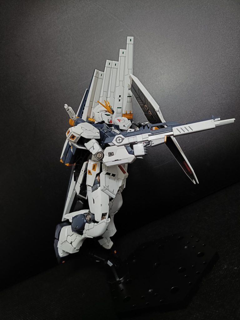 いつも通り小改修・各所シャープ化・ヒケ処理、面出し・部分塗装・ディテール、筋彫り追加今回のメインは頭部の交換EGの顔が好みのため、アンテナのみ流用し差替え各所ディテールに負けないよう筋彫り、モールド追加してます&nbsp;