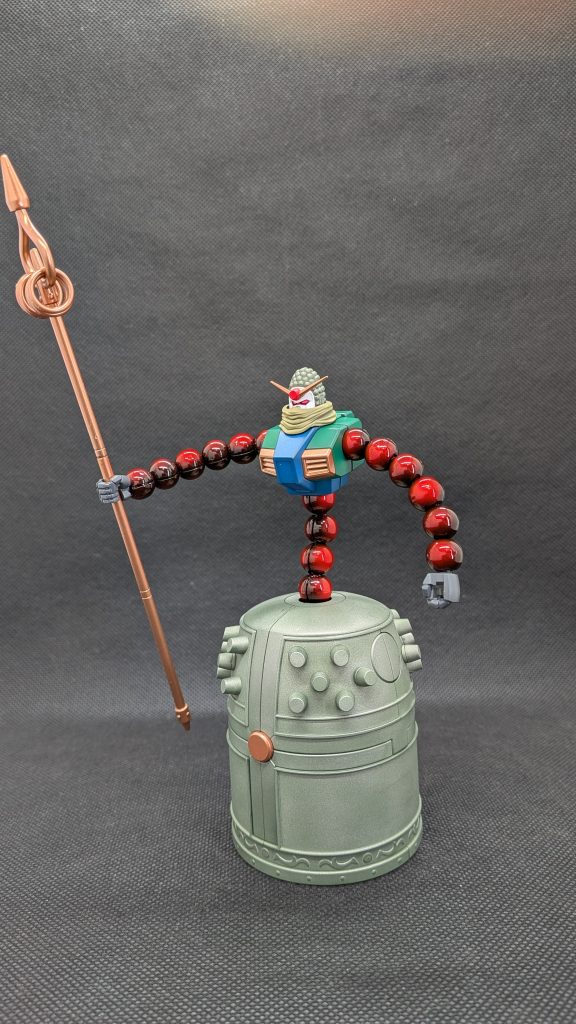 一体のMSとしての統一感というよりは、各部位ごとの素材感を意識して塗ってます。クレオス公式では「生産終了」になってたメタルカラー・ブロンズをお店で見つけて、こちらをメインで使いたかったので、鐘部分の色分けは無視しました