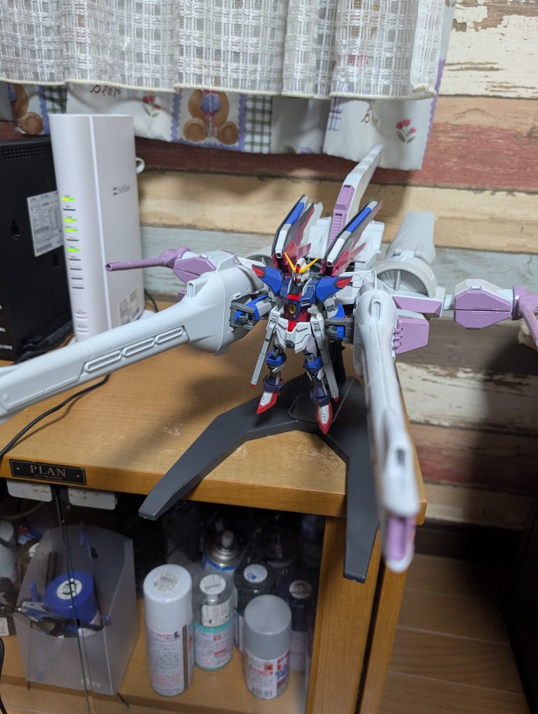 準備ができたら、ミーティア側に機体をセットして各部の接続ポジションを微調整しながら好みの体勢になれば、画素のようになります。まーじで、この微調整がホントに大変でした…。😱😱そして………pppppp!!