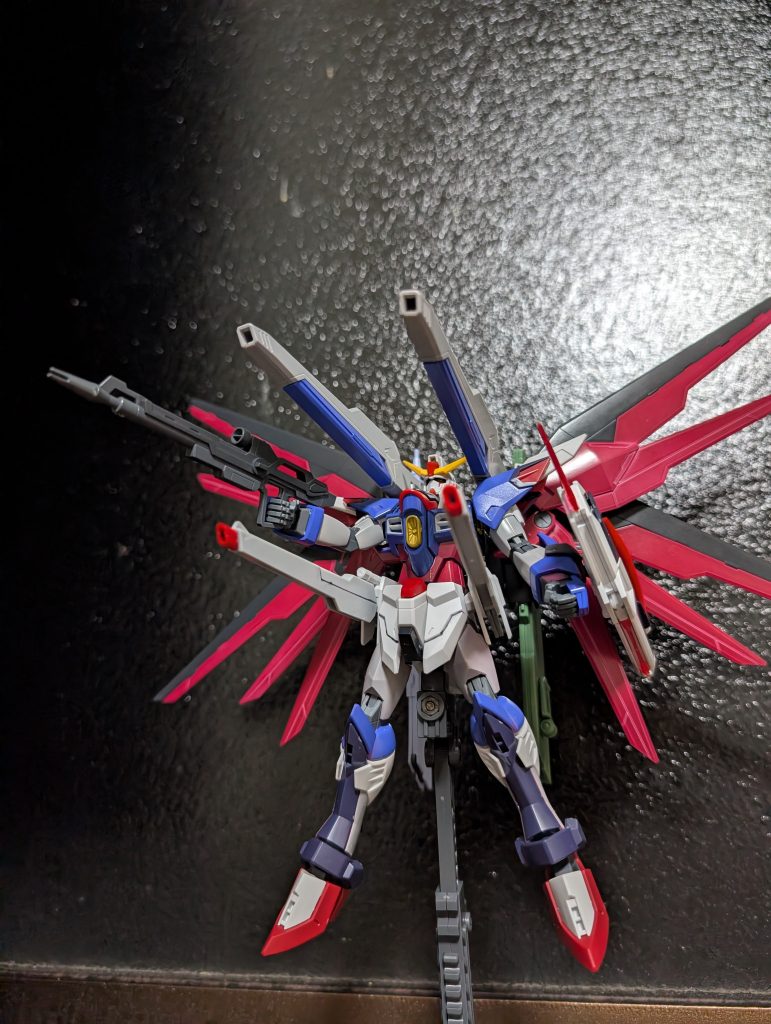 そして、待ってましたの…「ハイマット・フルバースト」ですね。ドラグーンが無い分控え目な印象ですが、シールドブーメランの射出、ビームライフル、バラエーナ、カリドゥス、クスィフィアス、計7門の攻撃範囲は十分、圧があるのではないでしょうか？パーツを展開する時、めちゃくちゃ興奮しました。