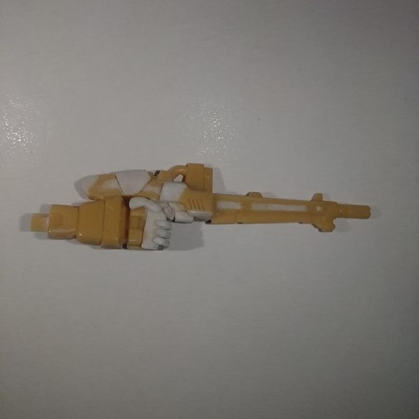 片手でツイン状態保持に違和感があったので、ローリングっぽくなるよう改造中目と目の間が開きすぎている気がするので、目と目の間隔を詰め、目を少し鋭角に。また、アンテナの下の部分を大型化。あとほうれい線を追加腕と肩パーツが一体化していたため、彫り込んで分離。（3枚目）