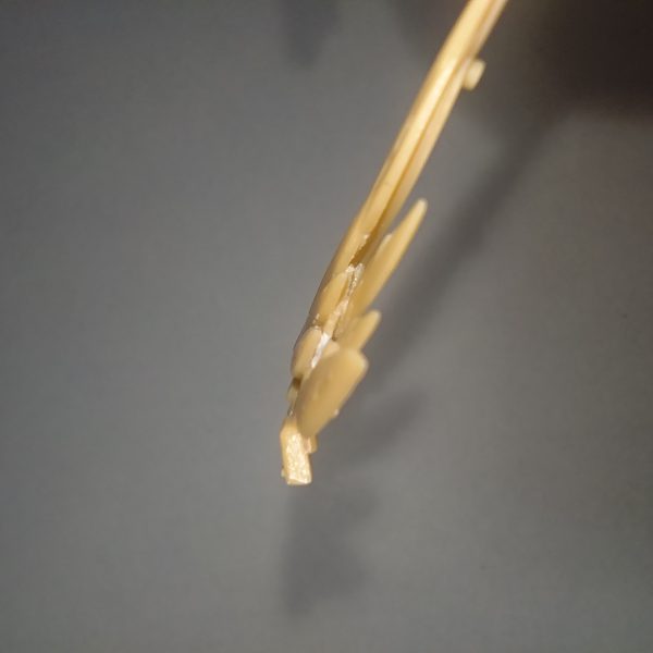 片手でツイン状態保持に違和感があったので、ローリングっぽくなるよう改造中目と目の間が開きすぎている気がするので、目と目の間隔を詰め、目を少し鋭角に。また、アンテナの下の部分を大型化。あとほうれい線を追加腕と肩パーツが一体化していたため、彫り込んで分離。（5枚目）