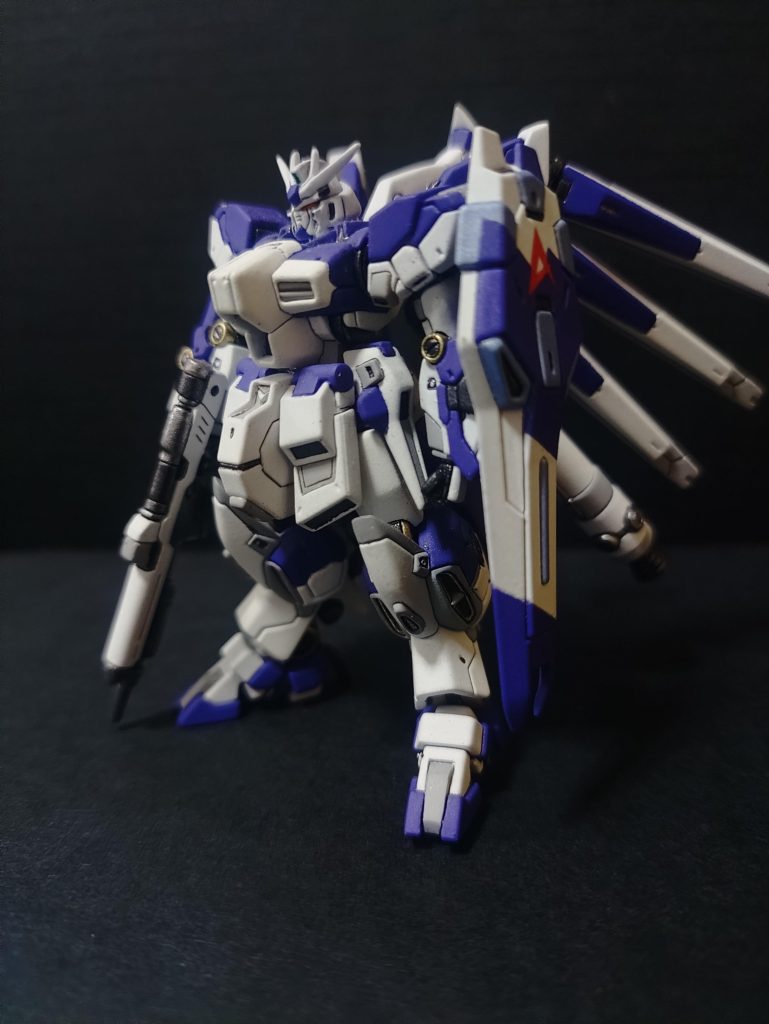 顔はアンテナが板状だったんで細長く。黒い部分は針で塗りました。金色の配色はRG参考。特に膝あたりは掘ったりスジボリ追加で結構形が変わりました。