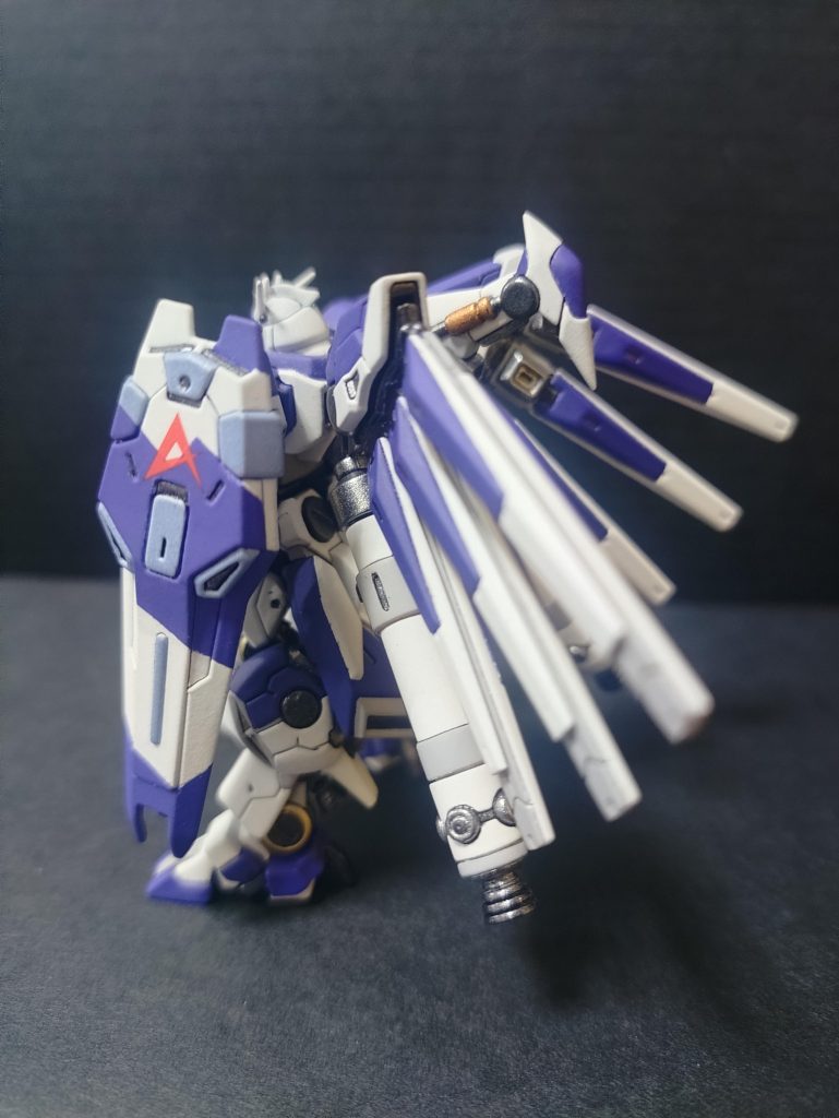 盾もRG参考。ファンネルはビームが発生する箇所は別パーツってイメージで、スジボリを追加し板状にグレーに塗装。