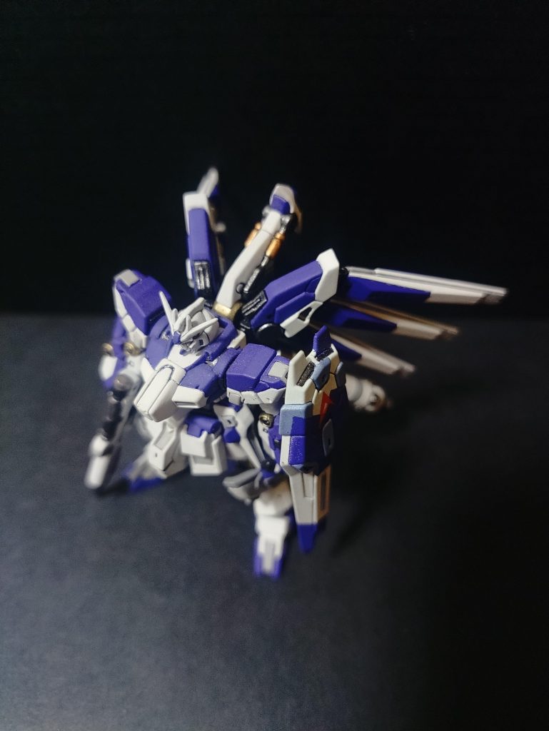 ファンネルはちょっとだけ上向きに広がるよう取り付けスタビライザーの横のシリンジも、削って丸みを付けました。