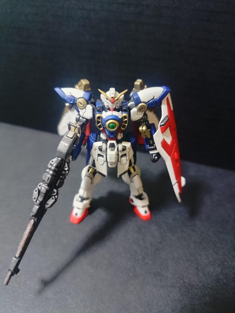 顎を少し大きく変更胸部の上部真ん中、フロントスカート上部の左右に赤のワンポイント塗装