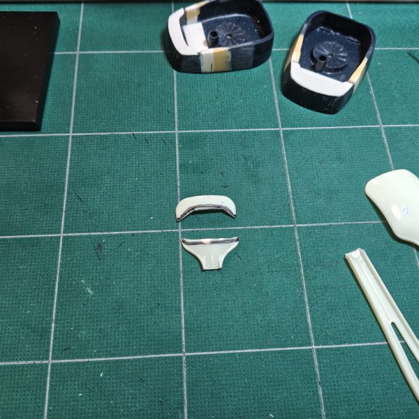 柄の付け根と先っちょを使う事にした。カットしたパーツをパテで盛り付け。固まったら削って削って削りまくり…だ😰（2枚目）