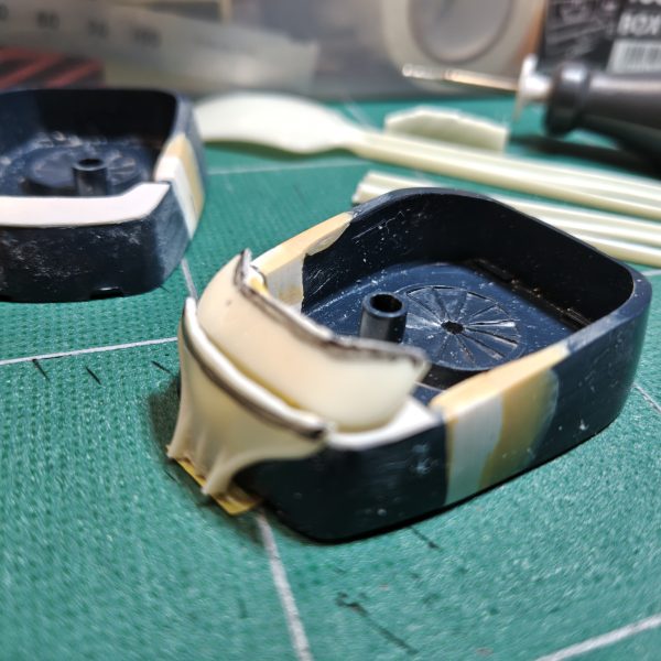 柄の付け根と先っちょを使う事にした。カットしたパーツをパテで盛り付け。固まったら削って削って削りまくり…だ😰（3枚目）