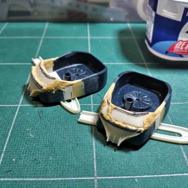 柄の付け根と先っちょを使う事にした。カットしたパーツをパテで盛り付け。固まったら削って削って削りまくり…だ😰（4枚目）