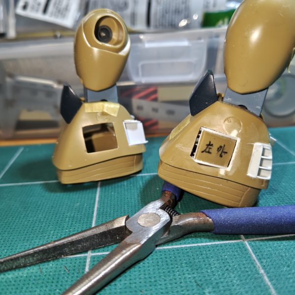 発射イメージ作ってたら…ただのミサイルだと気づいた……🫩思えば…ファンネルミサイルってこんな発射装置いらないよなぁ…バインダーとか装甲裏から剥がれ落ちるように射出されるイメージだな……。スーパーカーライト方式の発射装置にして、排気ダクトも足したのに……😮‍💨。あぁ〜っ😨これ昭和の発想だわ……😱まぁ…いいか…昭和おじさんたちスーパーカーライト好きだろから……。もうこのまま行くべ……😛&nbsp;（3枚目）