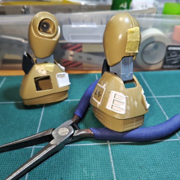 発射イメージ作ってたら…ただのミサイルだと気づいた……🫩思えば…ファンネルミサイルってこんな発射装置いらないよなぁ…バインダーとか装甲裏から剥がれ落ちるように射出されるイメージだな……。スーパーカーライト方式の発射装置にして、排気ダクトも足したのに……😮‍💨。あぁ〜っ😨これ昭和の発想だわ……😱まぁ…いいか…昭和おじさんたちスーパーカーライト好きだろから……。もうこのまま行くべ……😛&nbsp;（4枚目）