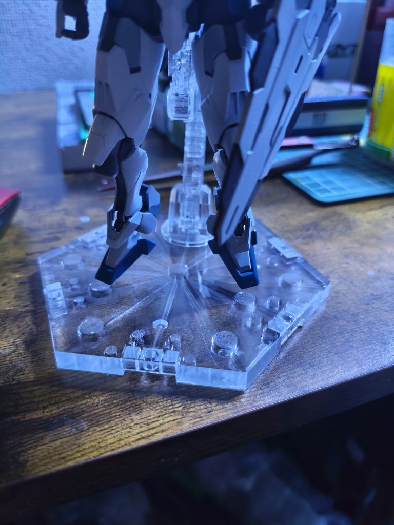 最近のマイブームを1つダイソーのレジンコーナーに2液式のレジンが並び始めたんですけど、これクリアスタンドに使うとめちゃくちゃ良い気泡が勝手に消えるんですよ、コレ匂いも無くて使い勝手がほんとに良い٩(´･ω･`)و