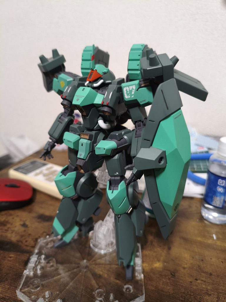 バーニア類、他の細いラインにはブライトゴールド、動力パイプにはアルティメットホワイトを使用コントラストが出て気持ちえぇ( ´ω` )チラ見えゴールドが最大の満足ポイント