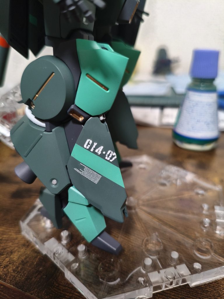 右足にラインペイントと型式番号等のデカールでパーソナル感を演出設定としてはリーベン･ヴォルフ7番機のパイロットがドーベンに憧れて整備兵に頼み込んで塗ってもらった隊長機コールサインは[ アンラッキー7 ]不運な男です笑