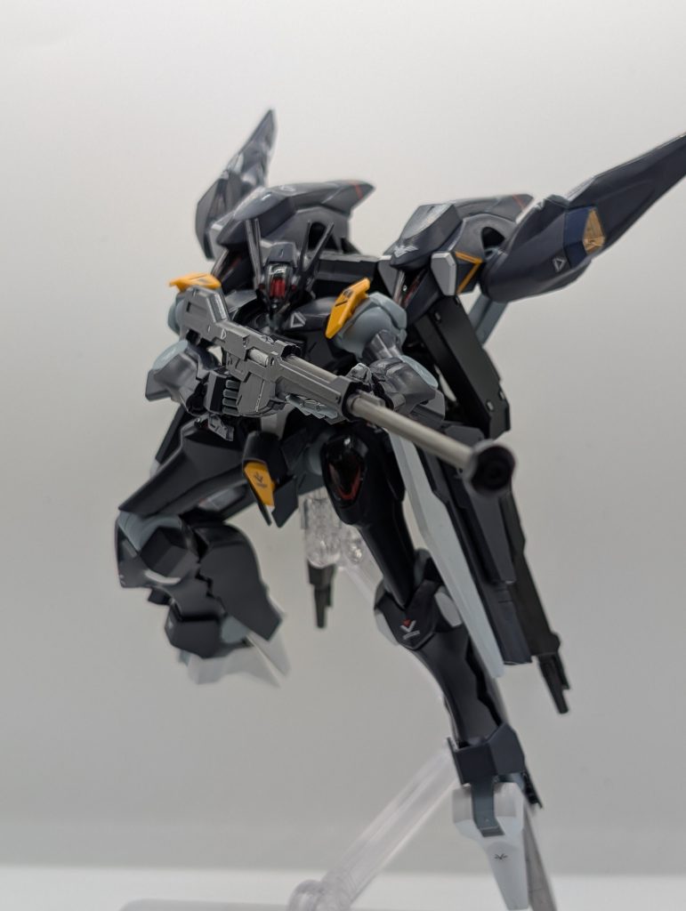 ビームアルケビュース、しっかりと両手で支えるとポージングも決まって見えます。