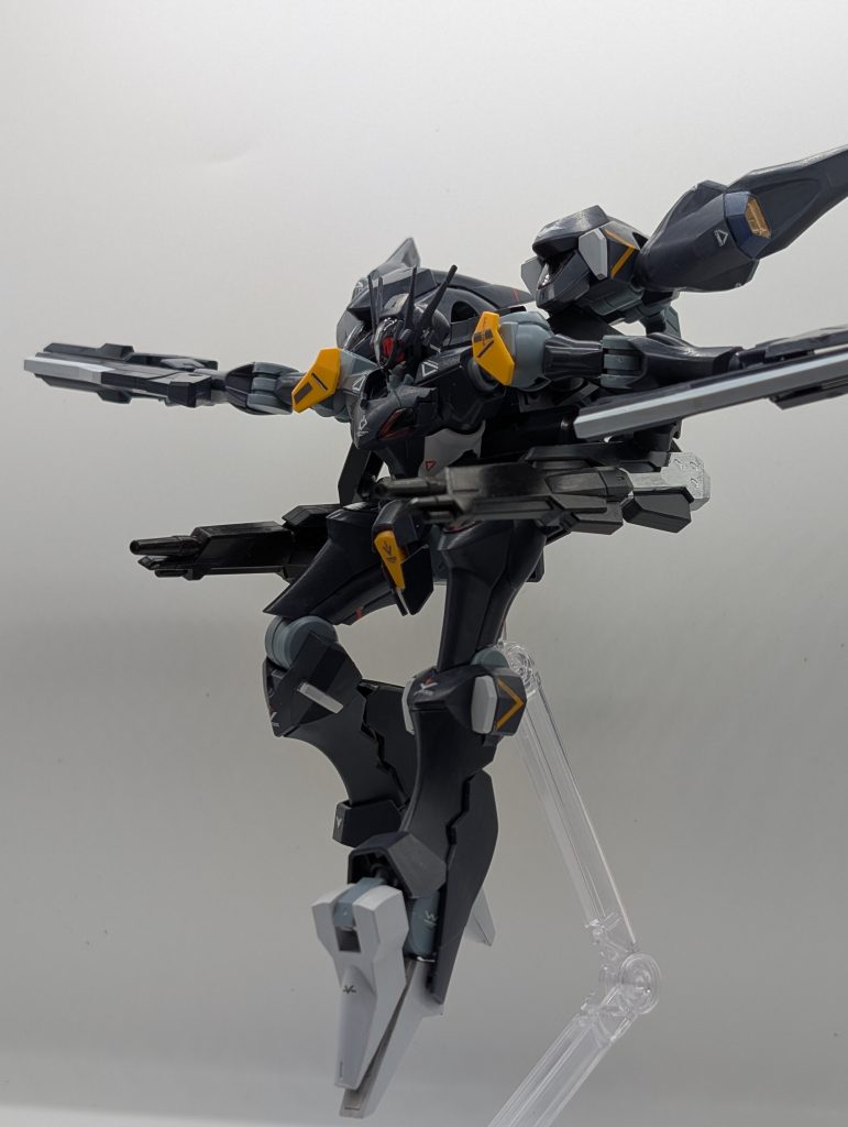 バックパックに接続したパワードアームズパワーダーのパーツのライフルを使用、右がビームライジェンス、左がビームレフジェンス、火力強化の追加武装です。