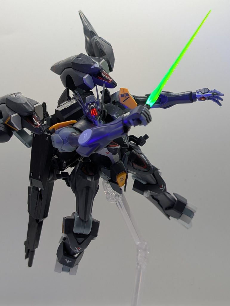 ビームサーベルはもちろん！グリーンのクリアパーツはブラックライトで発光します。