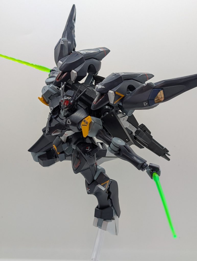 ビームサーベル二刀流！バックパックを30MMのパーツを追加したことで間に隙間ができたため可動範囲が広がりました。