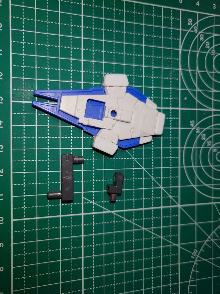 シールド自体はグリップを切り取って3mmの穴を開けただけですその穴にオプションパーツセット08のB6を刺し込み、もう一つの軸にオプションパーツセット13のB2を付けるだけの単純な構造ビームシールド発生器に刺し込むB2の軸は削って調整してますB6には軸を受ける穴が有るのですが、ランナーを突っ込んでマルイチモールドにしようと考えてます