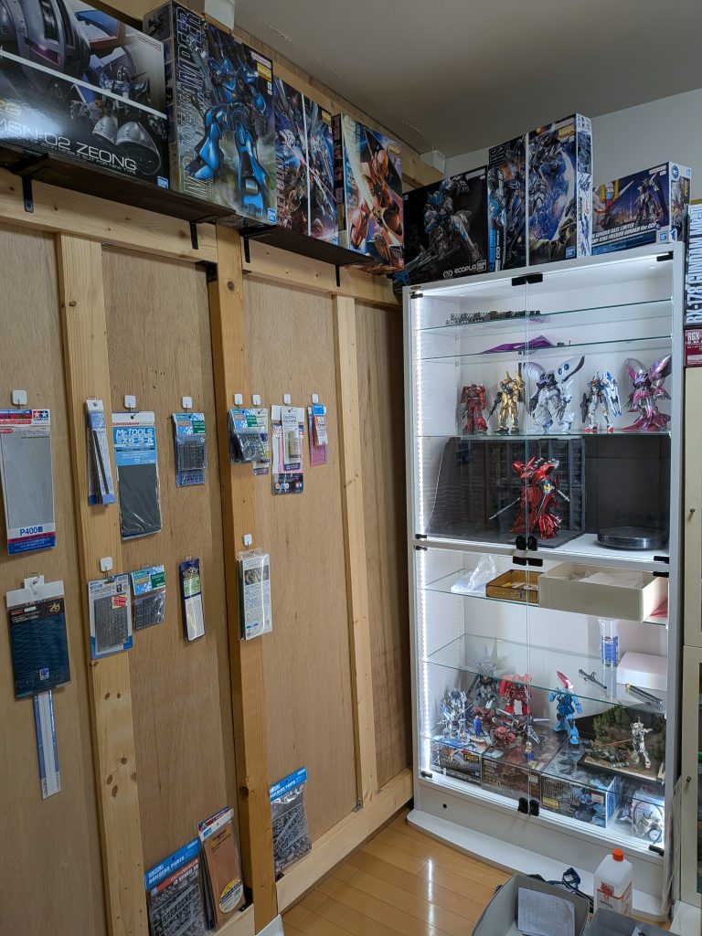 作品名：なんちゃってプラモ屋さん<p>宝くじでも当たったら、小さなプラモ屋さんしたいなーって最近思ってまして…😅宝くじが当たる予定もないので、自分専用のプラモ屋さん風に棚を付けてみました😁ガンプラのパッケージってカッコいい物がたくさんあるじゃないですか？普段 [&hellip;]</p>
