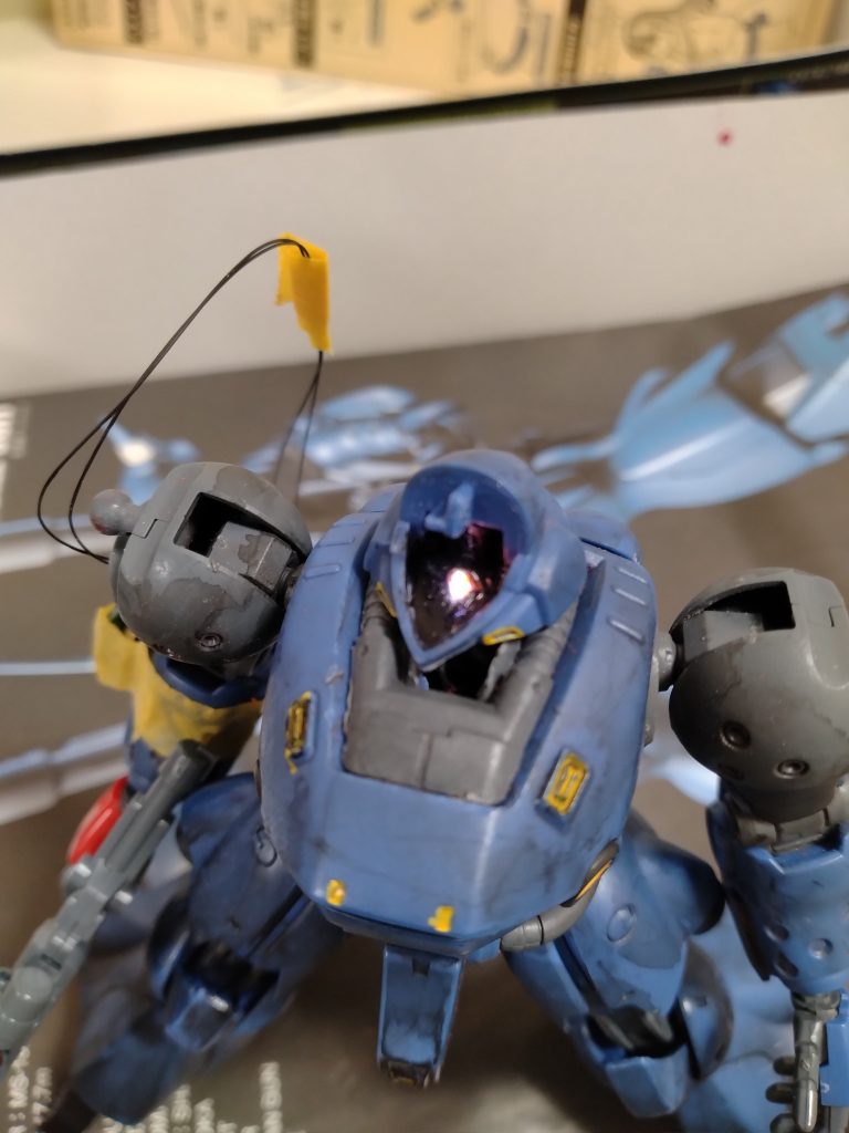 中身はこんな感じで、中に電線通して腕に仮止めしてます(ピンボケしてますが…)あと、顎がより下げられるよう、首元くり抜いています。