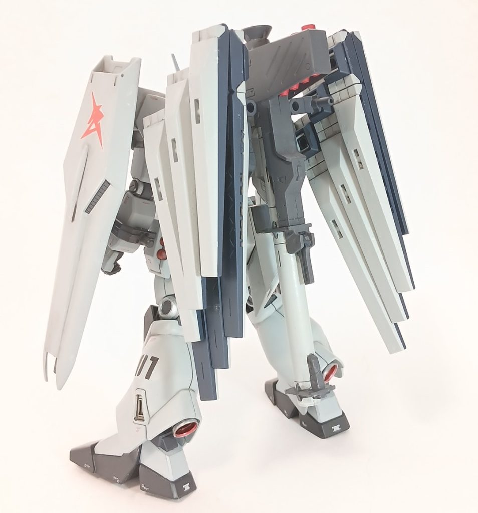 バックパックは先日発売されたフィンファンネルです。折りたたんでバインダー風に装着しました。あまり言及されていない気がしますが、このセットに付属するダブルフィンファンネル用のバックパックは裏側がほぼ肉抜きされてます。フィンファンネル自体の出来は悪くないんですが、もう少し頑張って欲しかった。あとバズーカも…