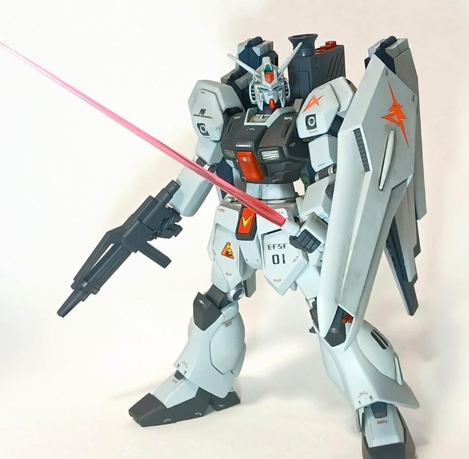 ビームサーベルは腰の1本のみ。