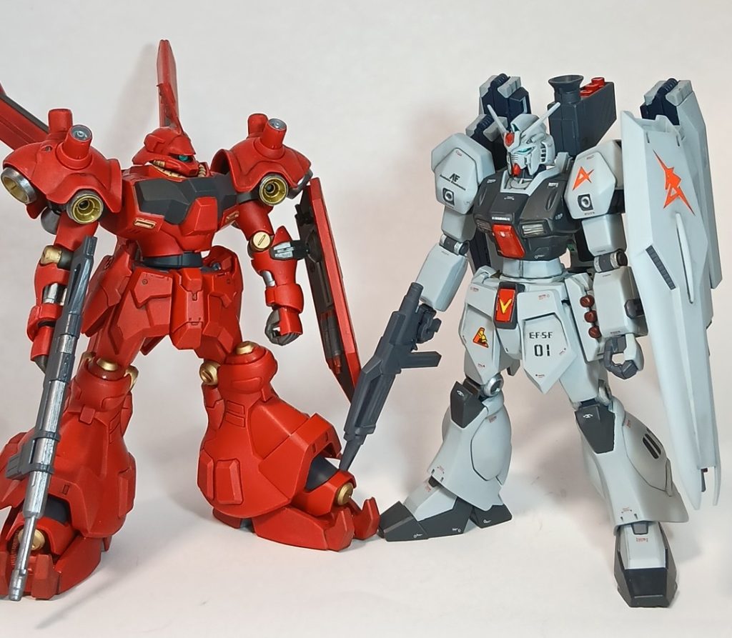 今回の機体は画像左の年末に投稿したサイコドーガのライバル機的な機体として作りました。「νガンダムとサザビーの決戦で両者相討ちとなり後日再戦のため互いに急造の機体を準備したら」というコンセプト、つまり両者共に情けない機体なのです。