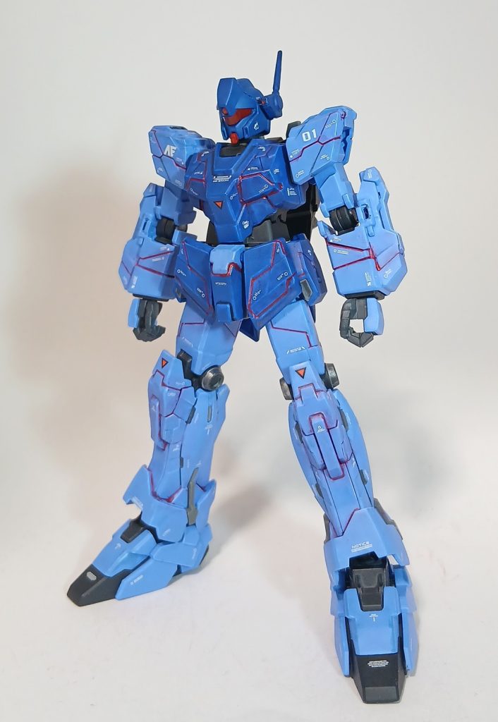 本体はユニコーンガンダム(ユニコーンモード)を使用しました。システム発動をイメージしてバイザー等は赤に塗装、サイコフレームもチラ見えする感じに赤でスミ入れしました。