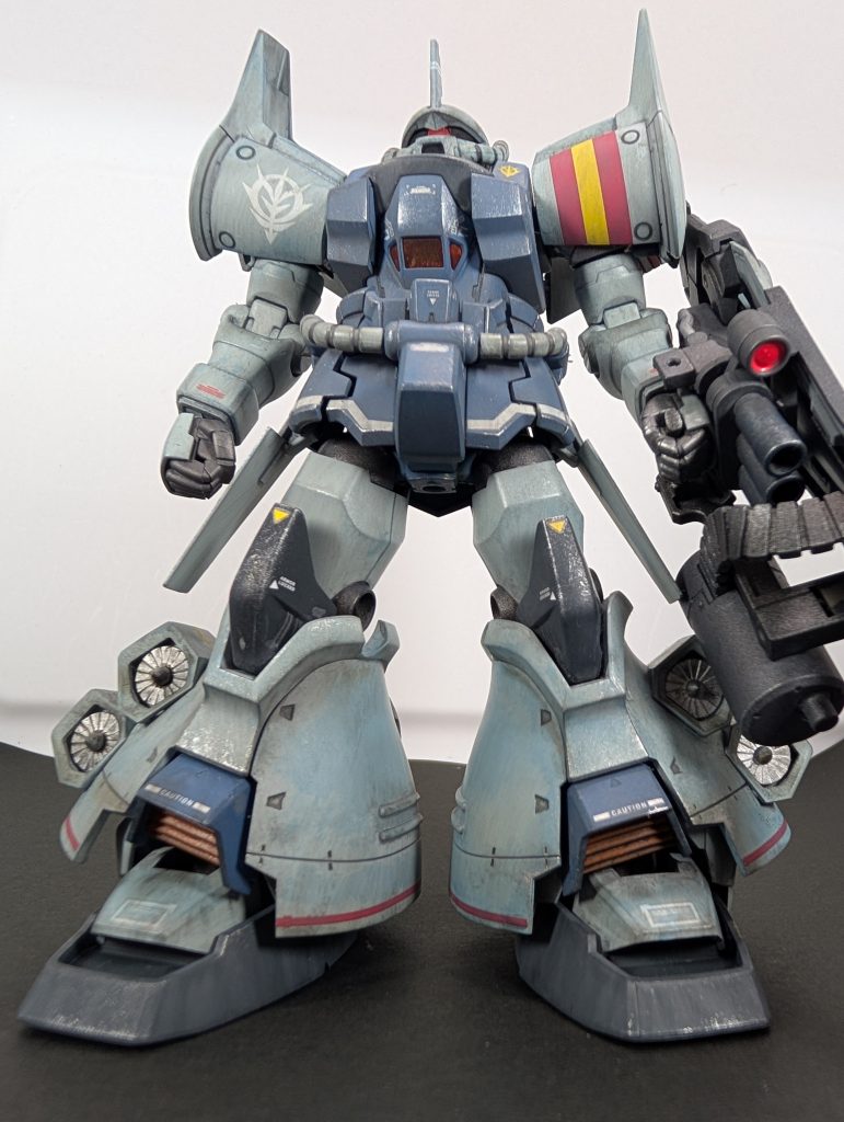 有り物の塗料で何の計画性もなく思いつきの出たとこ勝負で塗装したらなんだかグフカスタムに近い色に…。塗装する時の思いつきでは【戦闘機】のイメージだったんですが、結局は程遠い感じになりましたkao4)