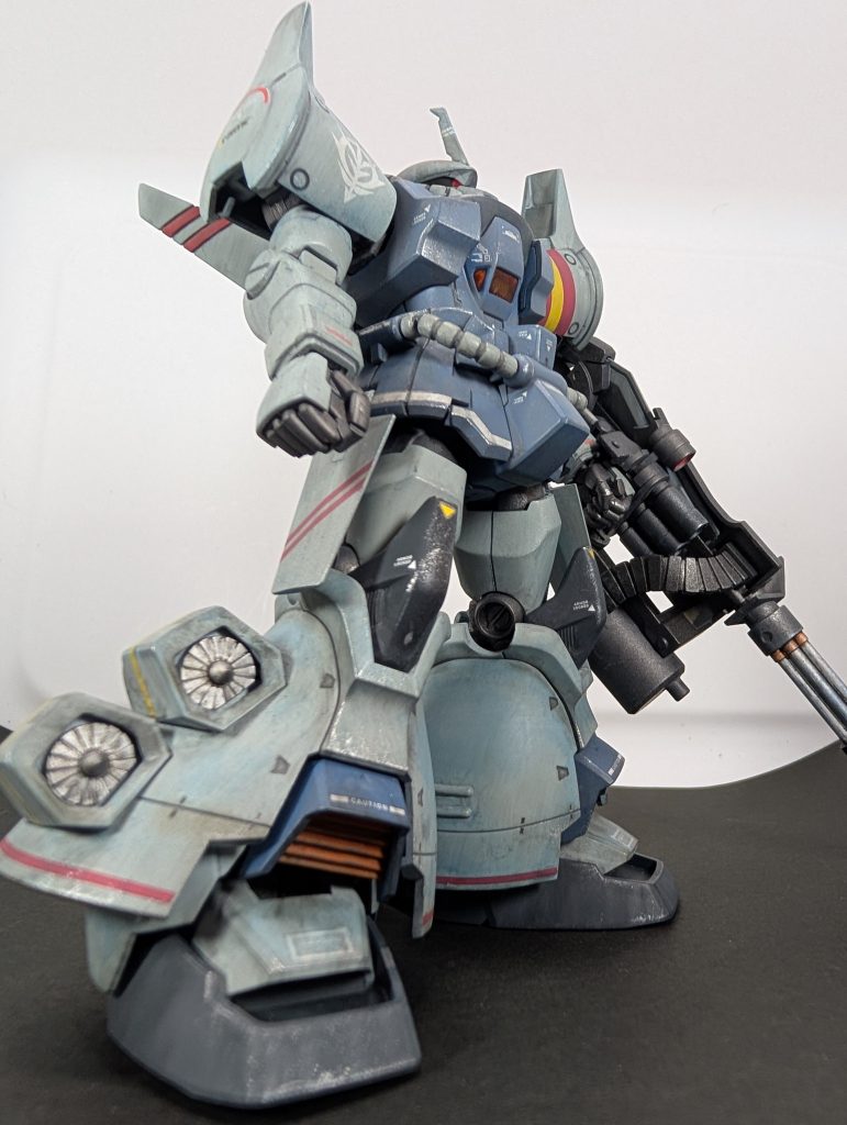 三次元との戦いで登場したグフ・フライトタイプのパイロット【ジューコフ】08小隊を苦戦させた、なかなかカッコいいパイロットでした(zaku-kao2)ガンダムの装甲の硬さに手詰まりな感じもありましたが(笑)シローのガンダムEz8にはガトリングも効かないし、カレンのガンダムもザクからのマゼラトップ砲が直撃しても致命傷にならなかったし…カレンは失神してましたが(笑)