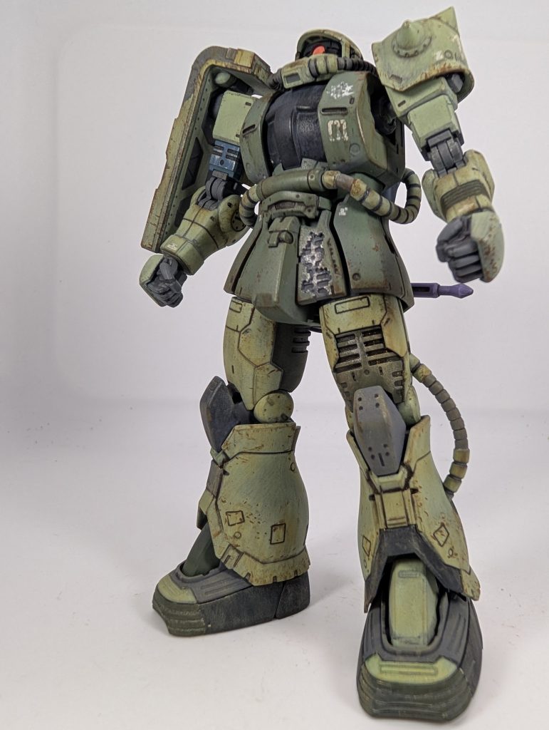 今回はトップコートが３重になっちゃいました。デカール貼ってラッカー系の光沢をベランダで吹いて乾いたらラッカー系のつや消し吹いて、それから水性塗料のレッドブラウンでサビやって、やりすぎたらマジックリンで消して…適当に妥協したら水性のつや消し吹いて完成(zaku-kao5)&nbsp;トップコート３重にしたらさすがにデカールの浮いた感じもなくなりました（笑）サビ表現をエナメル塗料でやれば修正も楽なんでしょうけど改めて購入するのも…小遣い制なんで（笑）