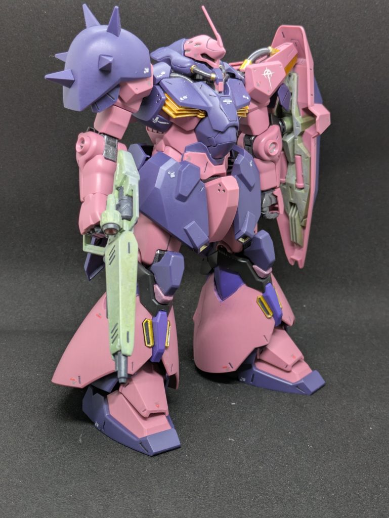 全身。F01型との違いは脚部のリフティングフレアのみですが、だいぶ印象が変わってドムっぽくなります。足の構造がF01型と違うので、リフティングフレアを外してF01型にはできません。F型ネイキッドに換装するには、脚部、右肩、バックパックをバラして組み直す必要がある上、脚部をかなり塗装する必要があるため、換装は諦めました。