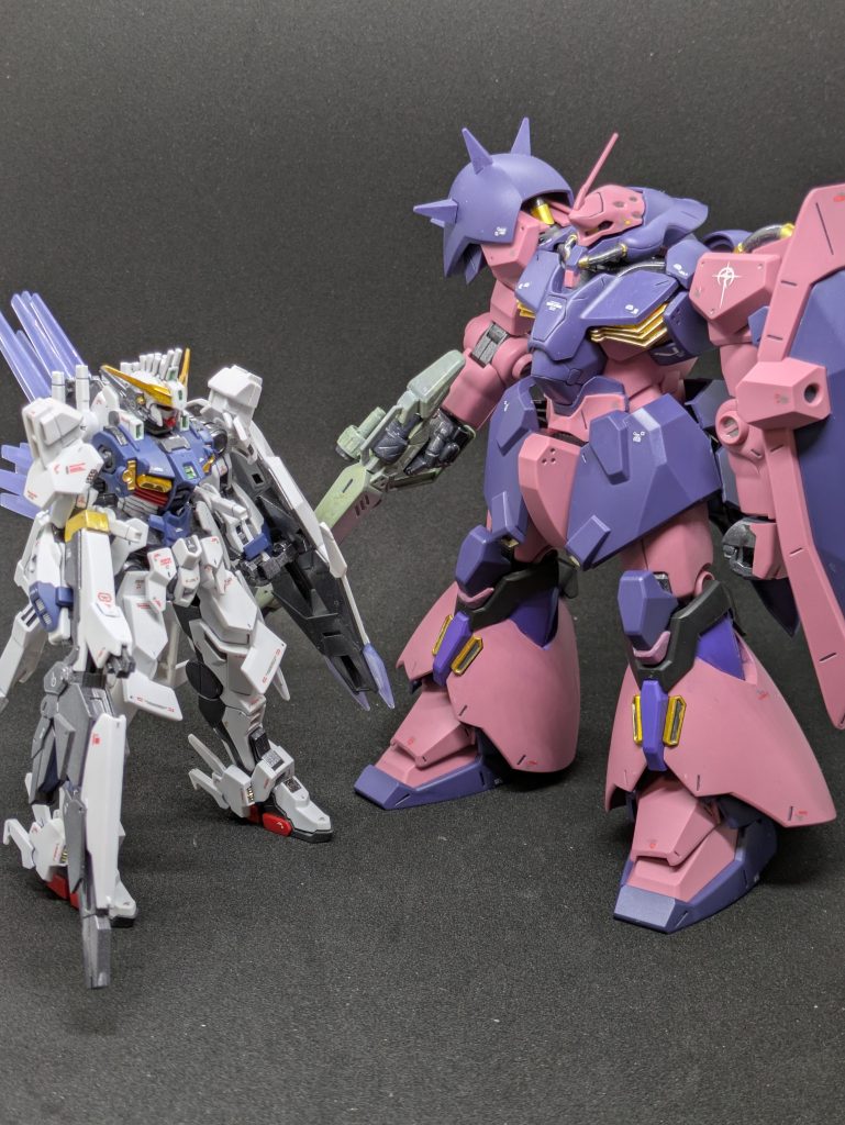 同スケールで一般的なサイズのMSと比較。適切なキットが近くになかったので前組んだジリウスです。全高23mの設定なので、一般的なサイズ(18m)のキットと比較するとだいぶ大きいです。この時期のMSはみんな大きいですね。映画2作目も非常に良かったですね。映画観たテンションでΞガンダムを衝動買いしたので、近く組みたいと思います。ご覧いただきありがとうございます。