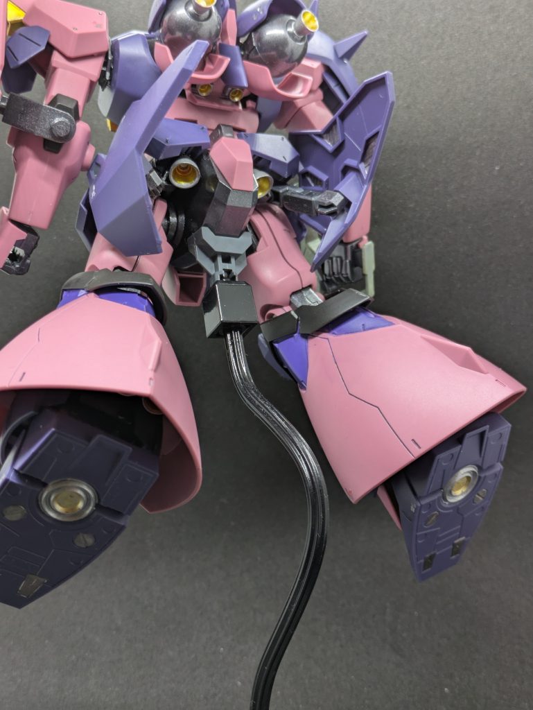 背面。ベクタード・テール・スタビライザーは劇中だともっと大きく展開できるのですが、キットだとこの辺が限界です。マインレイヤーだとここが改善されているらしいのですが、当然買えてません…ベクタード・テール・スタビライザーの内部は一部ガンメタルで塗装しています。スラスターノズルは外側をアルミシルバー、内側をイエローゴールドで塗り分けました。一応足の裏も部分的に塗装しています。