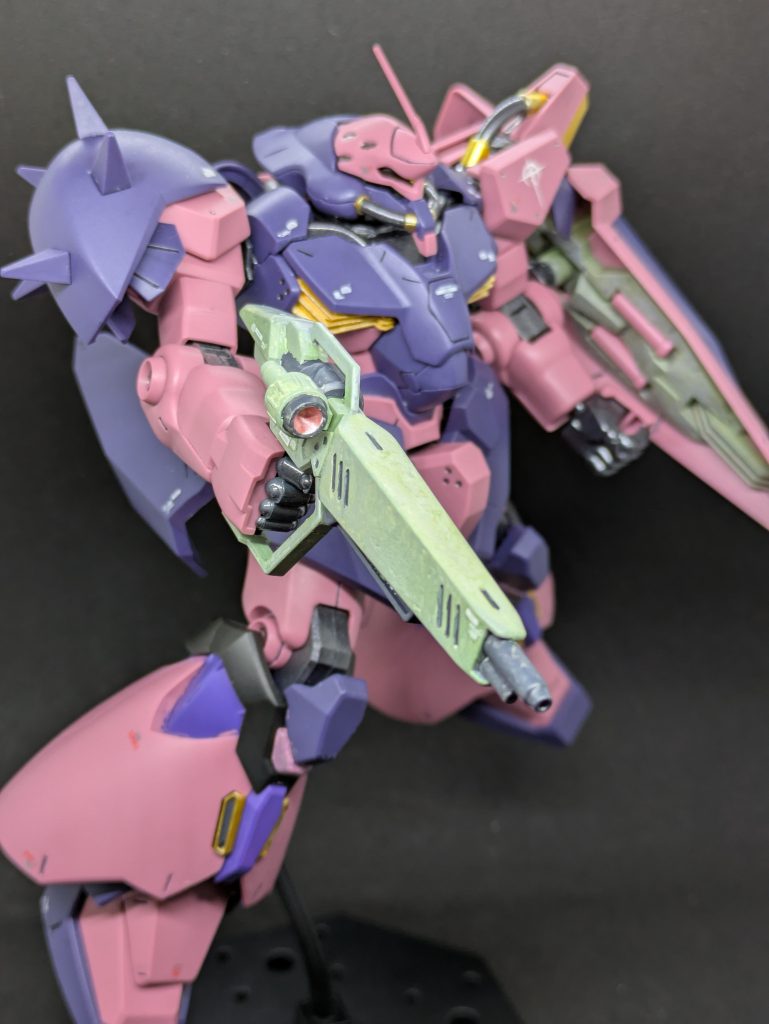 ビームライフル。ガッツリ合わせ目が出るので頑張って消しましたが、あまり綺麗に消えませんでした…ビームライフルは変わった色をしているので、持っている塗料で一番近い感じのザクライトグリーンとファントムグレーで塗り分けました。シールド裏も一部ザクライトグリーンで塗装しています。