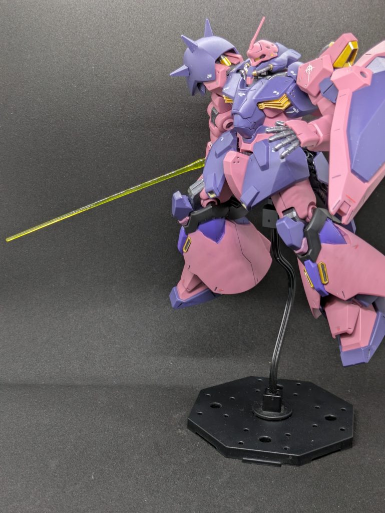 ビームサーベル。本体が大きいので、サーベル刃もかなり長めで見栄えが良いです。F02型は左手のみですが平手が付属します。これでガウマン機のような降下ポーズも再現できます。本体が大きいので降下しているような角度まで寝かせると多分コケますが…