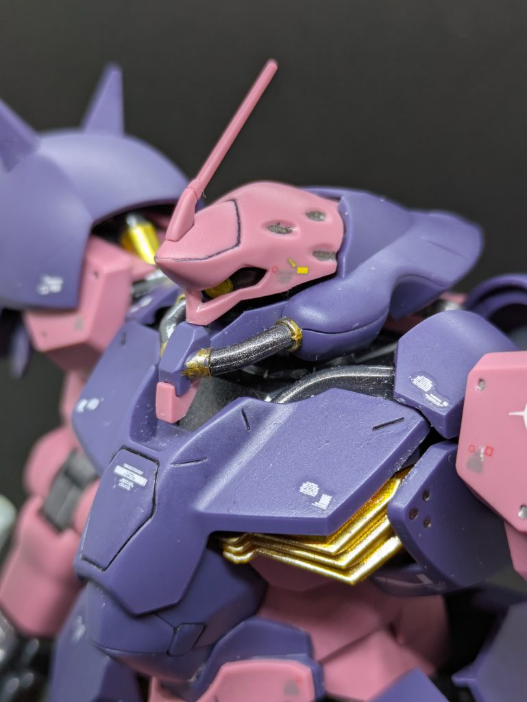 頭部アップ。指揮官機なのでジオン伝統のアンテナがあります。写真だとよく分かりませんが、モノアイはHアイズミニ イエローの2.5mmを貼り付けています。このためにHアイズ ミニのイエローを買いました。