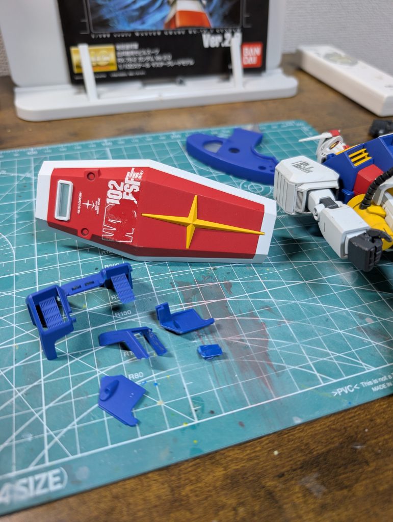 ウチのニャンコ達に落とされパーツが破損。シルバリングしたデカールの剥がれ。これを6年の修行成果を発揮して修正!