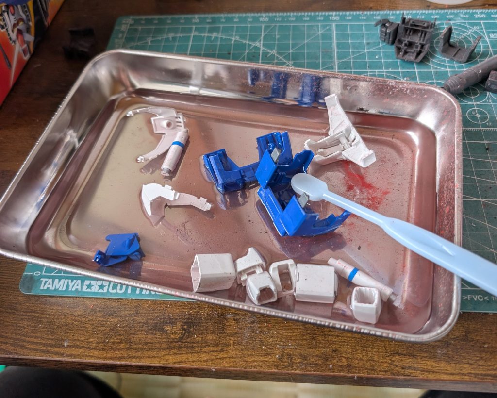 塗装剥がしに水抜き剤が使えると聞いて試してみました。ちゃんと落ちるしパーツの劣化や破損もなく良い感じでした。