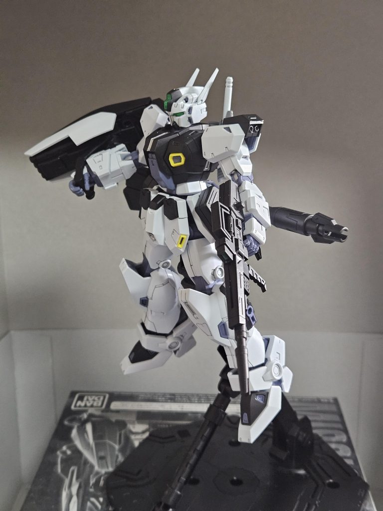 ビームライフルとシールドはシールドホワイト部以外を黒で塗装、持ち位置を通常と反対にしました。