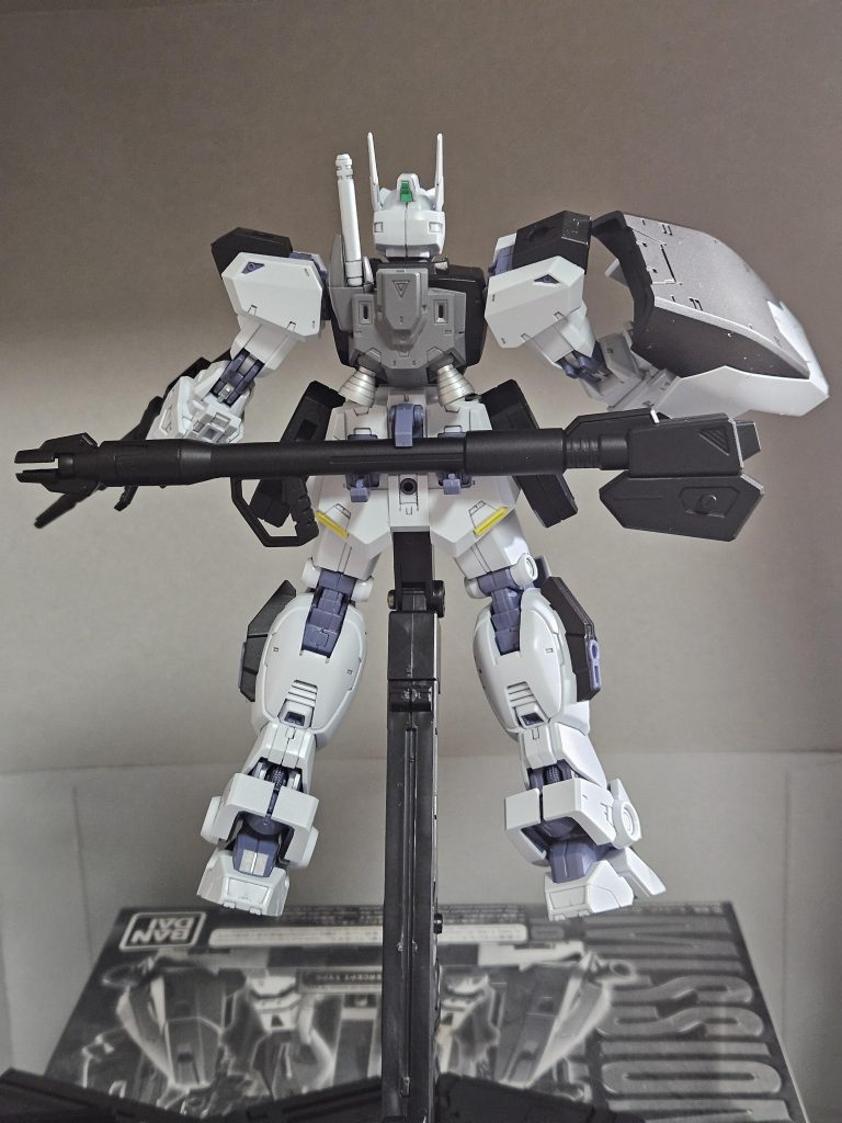 バックパックのビームサーベル取り付け位置も反対に付けています。ビームバズーカー一式は黒で塗装しています