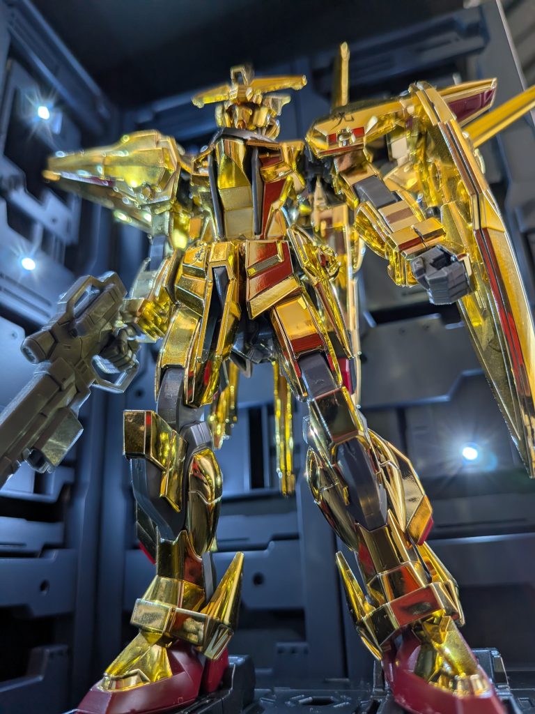 発売当初、すぐに購入しディスプレイして少し色褪せてしまいましたが、輝きは変わりません。当時は、怖くてシールドの塗装はできませんでした。塗装勉強して完成させたいです。ご覧頂き、ありがとうございました。