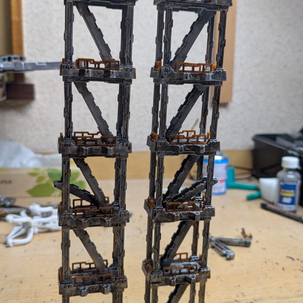 PG用のが欲しくて百均で買い漁りました色々あって作成しながらあれやこれやと想像が膨れますね〜電飾は百均で50球付いて300円均一の物（3枚目）