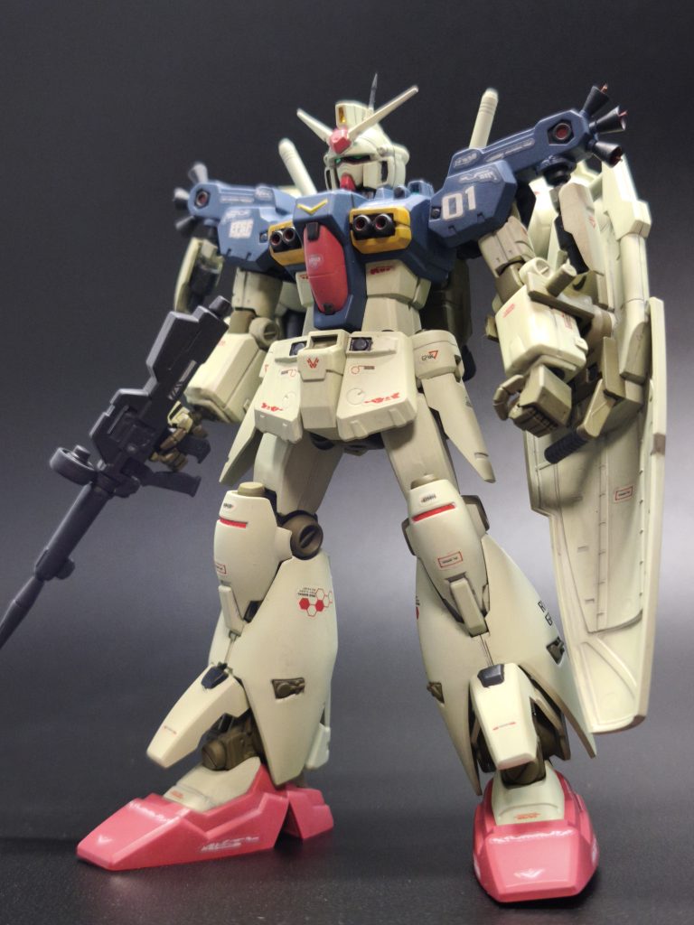 正面から。今回フルバーニアンを作成するにあたって、私が0083を視聴した際に印象に残っていた、ガンダム試作1号機の白の部分が、緑がかった感じの色だったような記憶が根付いていたので、そのカラーリングを軸に配色しました！ざっと配色（全て水性ホビーカラーです）本体の白:H74スカイ（ダックエッググリーン）関節部等:H72ダークアースビームライフル・バーニア:ファラクトグレー赤:ソードインパルスレッド青はオリジナルになります（汗）塗装後はウェザリング・スミ入れをした後にスムースのつや消しでコーティングしています！