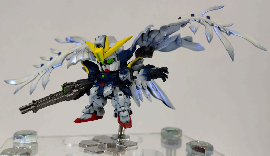 この羽根は何の為の羽根なんでしょ？とりあえず防御用っぽいんで何かしらのコーティングっぽいイメージで偏光カラーで塗装しました。台座はガンダムマーカーメッキシルバーです。はい、割れました（笑）台座だけじゃなくて、接続したバックパックも真っ二つです！ビビったわ（笑）瞬着でなんとかくっつけました！